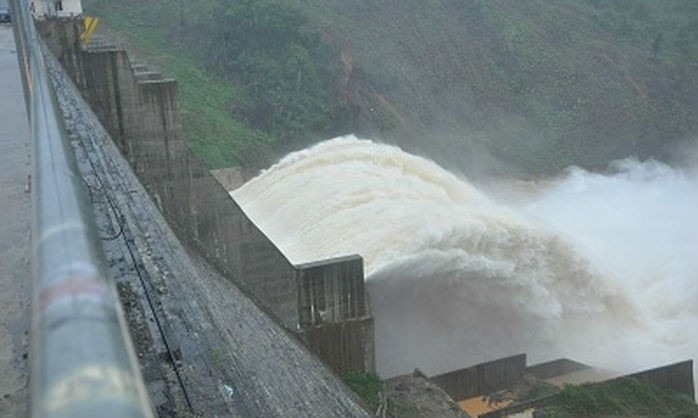 Đập thủy điện Đăk Mi 4 (huyện Phước Sơn, tỉnh Quảng Nam) xả lũ. Ảnh: VGP/Minh Trang