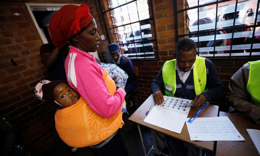 Cử tri Zimbabwe đi bầu cử