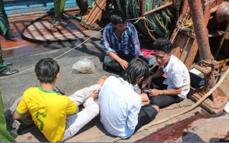 4 ngư dân bị chủ tàu xích trói được BĐBP và Cảnh sát Giao thông tỉnh Quảng Ngãi giải cứu