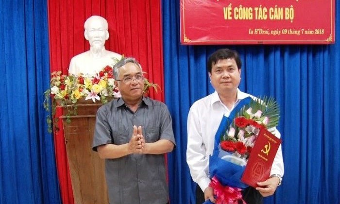 Bí thư Tỉnh ủy Kon Tum trao quyết định cho ông Nguyễn Hữu Tháp. Ảnh Chinhphu.vn