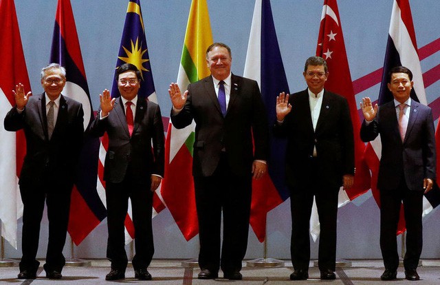 Ngoại trưởng Mỹ Mike Pompeo (giữa) dự cuộc họp ngoại trưởng ASEAN-Mỹ tại Singapore hôm 3/8/2018. (Ảnh: Reuters/Dân trí)
