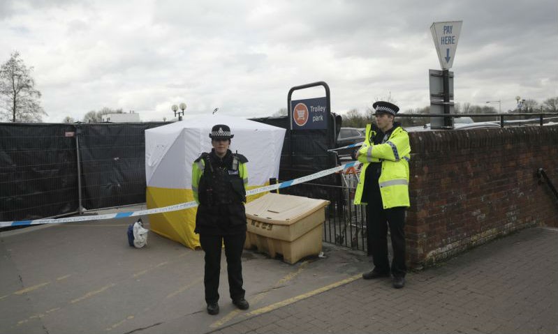 Cảnh sát Anh tại hiện trường cựu điệp viên Skripal và con gái bị trúng độc