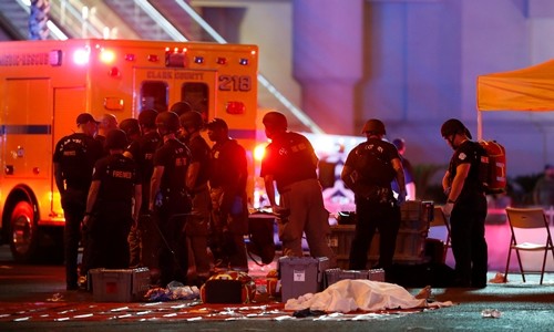 Lực lượng an ninh tại hiện trường vụ xả súng ở Las Vegas. Ảnh: Reuters/VnExpress