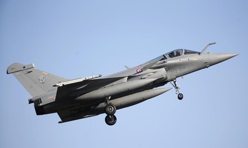 Chiến đấu cơ Rafale chuẩn bị hạ cánh tại căn cứ ở Saint-Dizier, Pháp tháng 2/2015. Ảnh: Reuters/VnE