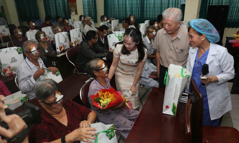 Đại diện Việt Hưng Phát, bệnh viện và Hội BTBNN ân cần tặng quà cho bệnh nhân