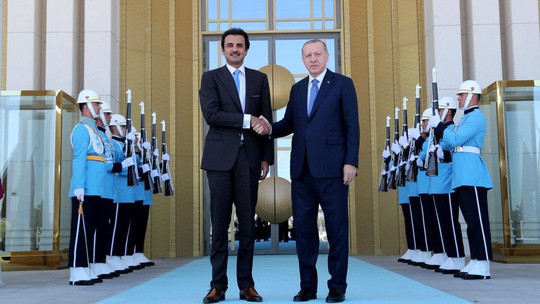 Quốc vương Qatar Tamim bin Hamad Al Thani (trái) và Tổng thống Thổ Nhĩ Kỳ Recep Tayyip Erdogan. Ảnh: Reuters/NLĐ