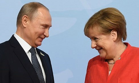 Tổng thống Putin (trái) và Thủ tướng Merkel. (Ảnh: AFP/VOV)