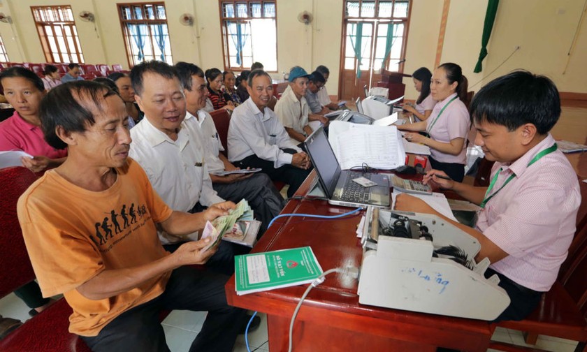 Các phụ huynh HSSV ở xã Thịnh Sơn, huyện Đô Lương (Nghệ An) nhận vốn vay cho con đi học. Ảnh: Trần Việt