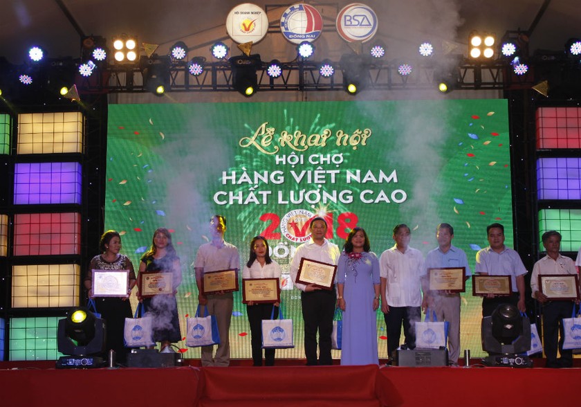Ông Tsai Ping Hsuan (thứ 5 từ trái sang) - Phó Giám đốc Văn phòng Tổng Giám đốc Công ty Vedan Việt Nam nhận chứng nhận từ Ban tổ chức