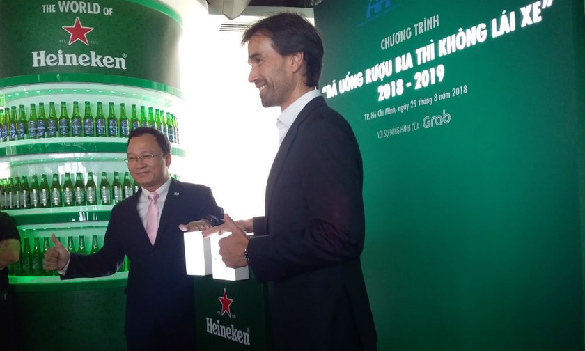 Ông Khuất Việt Hùng và đại diện công ty Heineken