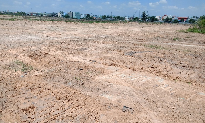 Sau hơn 14 năm kể từ khi UBND TP HCM “tạm giao đất” cho Cty 7/5 thì dự án khu dân cư 7/5 vẫn là bãi đất hoang