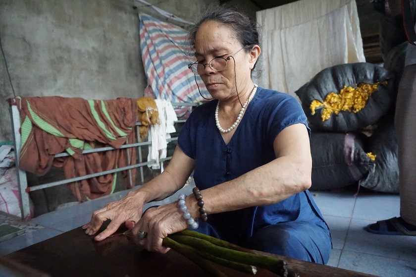 Nghệ nhân Thuận là người Việt đầu tiên dệt vải từ tơ sen