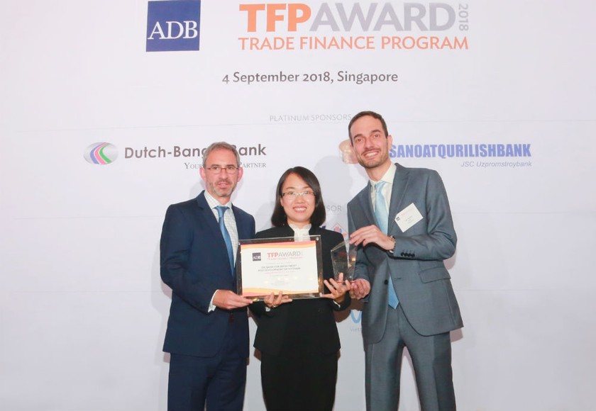 Bà Trương Thị Thu Ba, Phó Giám đốc Ban Định chế tài chính BIDV,
đại diện BIDV nhận giải thưởng từ ADB