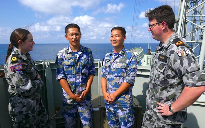 Các sĩ quan hải quân Australia và Trung Quốc trên tàu HMAS Newcastle, thuộc Hạm đội Hải quân Hoàng gia Australia. Ảnh: Reuters/Zing