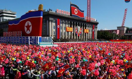 Người dân Triều Tiên tham gia cuộc diễu binh
