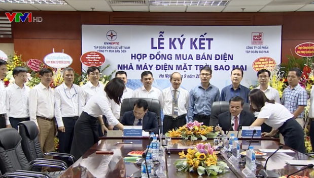 Ông Lê Xuân Quế - Phó TGĐ Tập đoàn Sao Mai (bên phải) và ông Nguyễn Danh Sơn – Giám đốc Công ty mua bán điện (EVN) thực hiện nghi thức ký kết hợp đồng