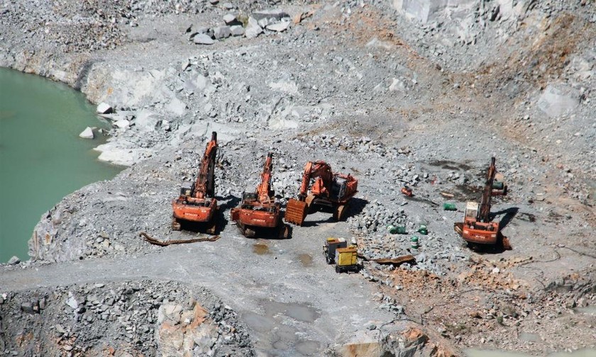 Lòng mỏ đã rỗng ruột ở độ sâu cả trăm mét vẫn đang tiếp tục bị đào khoét