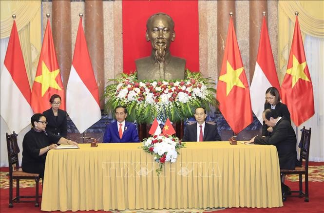 Chủ tịch nước Trần Đại Quang và Tổng thống Joko Widodo chứng kiến lễ ký các văn kiện hợp tác giữa hai nước