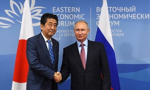 Tổng thống Nga Putin (phải) và Thủ tướng Nhật Shinzo Abe tại Vladivostok ngày 10/9. Ảnh: AFP/VnExpress