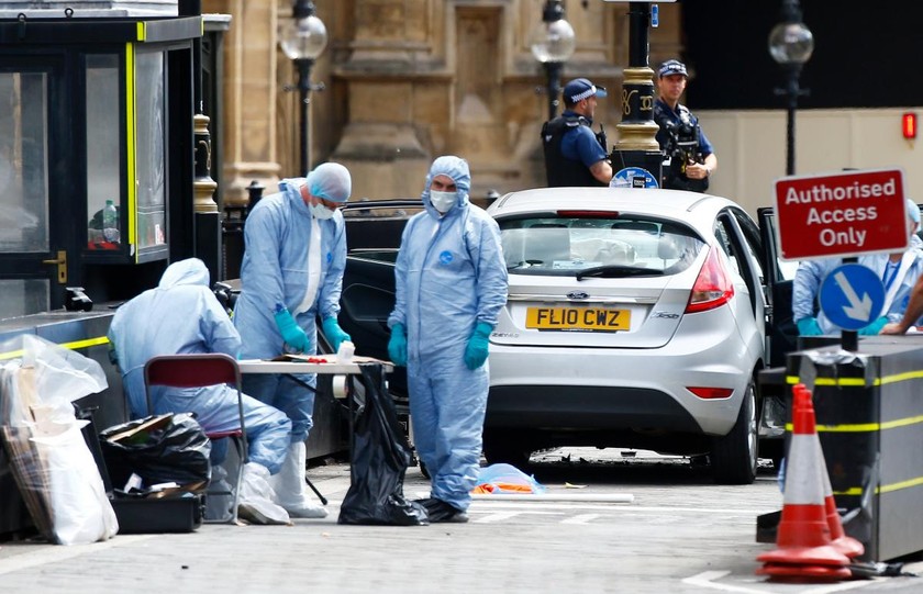 Các nhà điều tra pháp y làm việc bên ngoài Tòa nhà Quốc hội ở Westminster, Luân Đôn, Anh sau một vụ khủng bố. Ảnh: REUTERS/TTXVN