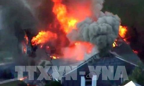 Khói lửa bốc ngùn ngụt sau vụ cháy, nổ tại phía Bắc thành phố Boston, bang Massachusetts, Mỹ ngày 13/9. Ảnh: AP/ TTXVN