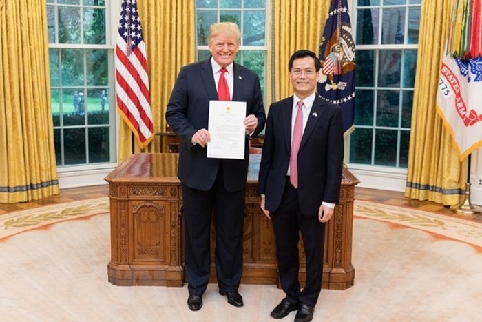 Tổng thống Mỹ Donald Trump nhận Quốc thư từ tay tân Đại sứ Việt Nam Hà Kim Ngọc. Ảnh ANTĐ