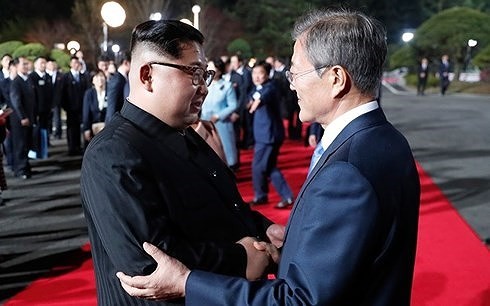 Nhà lãnh đạo Triều Tiên Kim Jong-un (trái) và Tổng thống Hàn Quốc Moon Jae-in. Ảnh: New Yorker/VOV