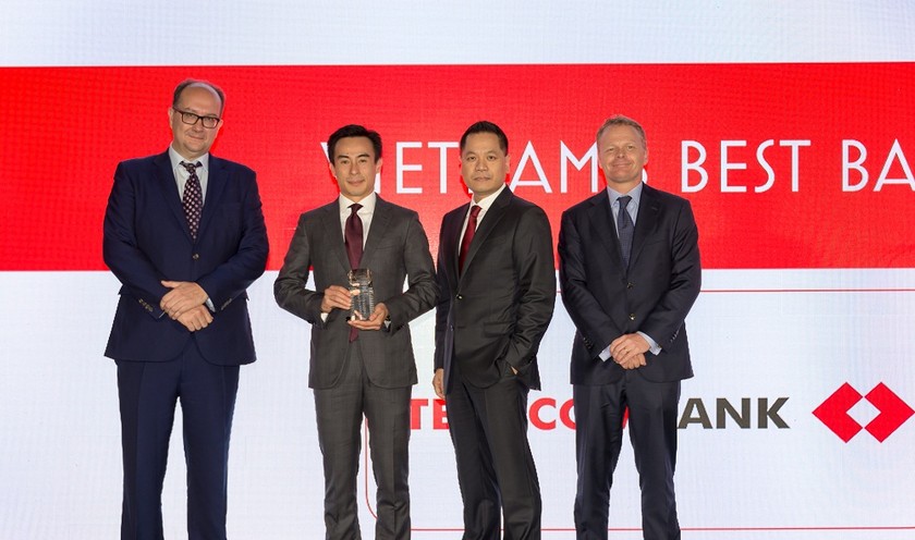 Ông Trịnh Bằng và Ông Bá Dũng (giữa) đại diện Techcombank nhận giải thưởng từ Euromoney