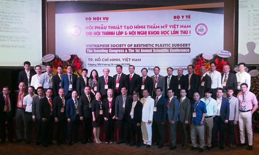 BCH hội Phẫu thuật tạo hình thẩm mỹ Việt Nam nhiệm kỳ 2018 – 2023. Ảnh: Võ Anh Tuấn