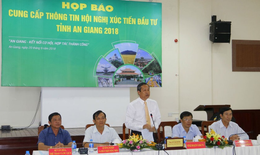Ông Lê Văn Nưng, Phó Chủ tịch UBND tỉnh An Giang cung cấp thông tin về Hội nghị xúc tiến đến các nhà báo, phóng viên