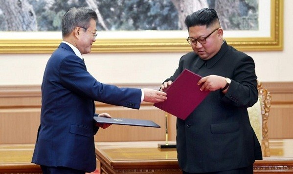 Tổng thống Hàn Quốc và Nhà lãnh đạo Triều Tiên trao đổi các văn kiện