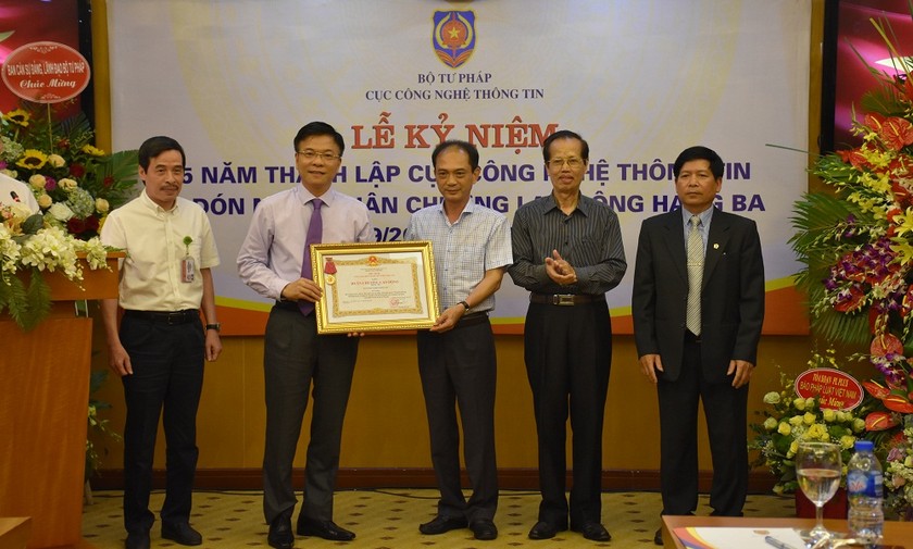 Thừa ủy quyền của Chủ tịch nước Bộ trưởng Lê Thành Long trao Huân chương Lao động hạng Ba cho tập thể lãnh đạo Cục CNTT