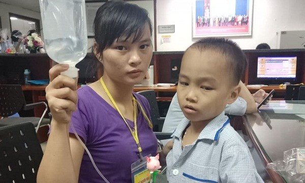 Chị Thu và con trai Triệu Hải Đăng tại Khoa Nhi Viện Huyết học và Truyền máu Trung ương