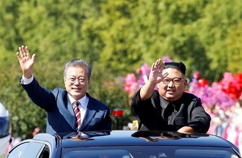 Tổng thống Hàn Quốc Moon Jae-in (trái) và Nhà lãnh đạo Triều Tiên Kim Jong-un tại Bình Nhưỡng. Ảnh: Reuters/VOV