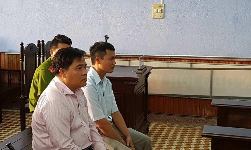 Ông Phương (hàng đầu, bên trái) và ông Thanh trong một phiên xử