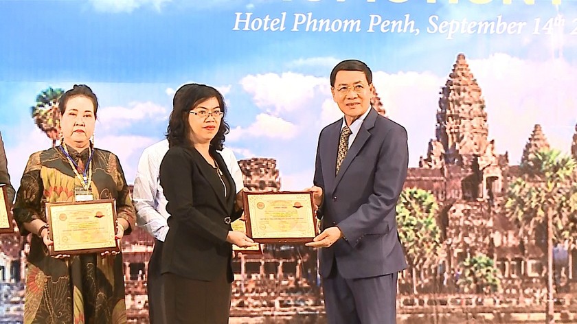 Đại diện Công ty FrieslandCampina Việt Nam (trái) nhận giải thưởng từ Ban tổ chức