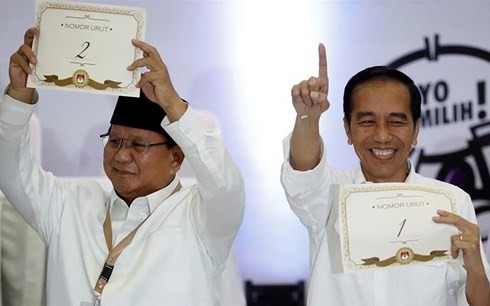 Đương kim Tổng thống Indonesia Joko Widodo (phải) và đối thủ Prabowo Subianto sẽ tranh cử Tổng thống vào năm sau. Ảnh: Reuters/VOV