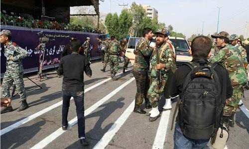 Hiện trường vụ xả súng vào lễ duyệt binh tại thành phố Ahvaz, Iran. Ảnh: Reuters/VnE