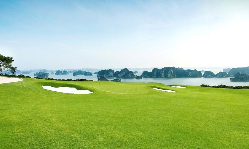 Sân golf tại FLC Hạ Long có tầm nhìn thu trọn kỳ quan thế giới