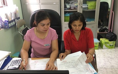 Cán bộ BHXH huyện Đình Lập làm thủ tục đăng ký nộp BHXH tự nguyện cho đối tượng tăng mới