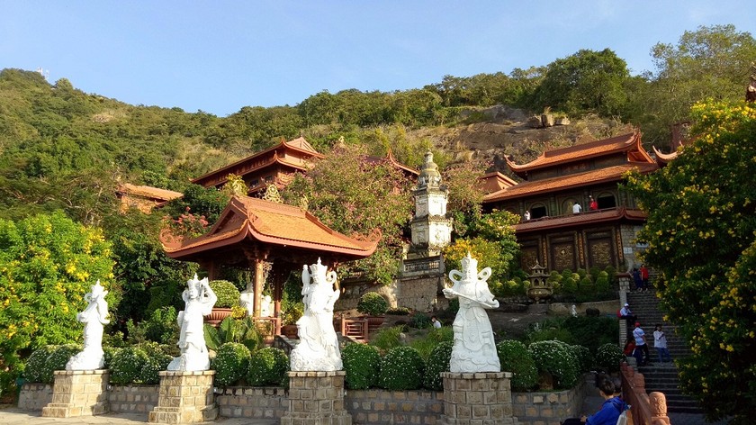 Chùa Hang (Chùa Phước Điền) tọa lạc tại trung tâm TP Châu Đốc mang nét cổ kính, hoang sơ làm nao lòng du khách đến vãn cảnh