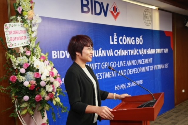 Bà Lê Diệu Hồng, Đại diện Tổ chức Swift tại Việt Nam công bố BIDV đạt chuẩn SWIFT gpi