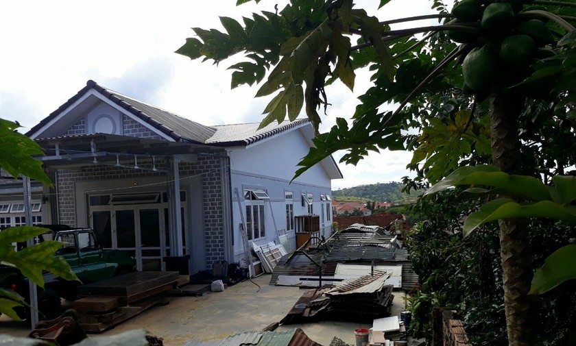 Một phần căn nhà của ông Hùng xây dựng trên diện tích đất của gia đình bà Hỷ đã được cấp sổ đỏ từ năm 1996