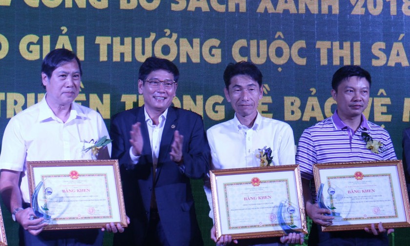 Đại diện FrieslandCampina Việt Nam (áo trắng bên trái) nhận bằng khen từ Ban tổ chức