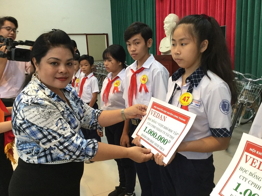 Bà Nguyễn Thu Thủy – Phó Giám đốc đối ngoại Vedan Việt Nam trao học bổng cho sinh viên học sinh