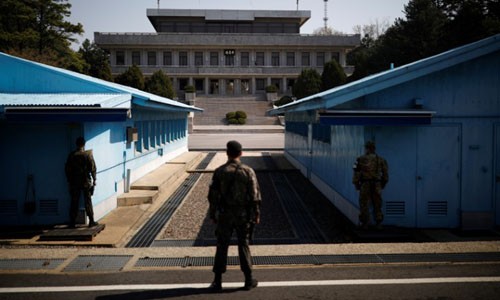Binh sĩ Hàn Quốc đứng gác tại Khu Phi quân sự ở biên giới liên Triều. Ảnh: Reuters/VnE