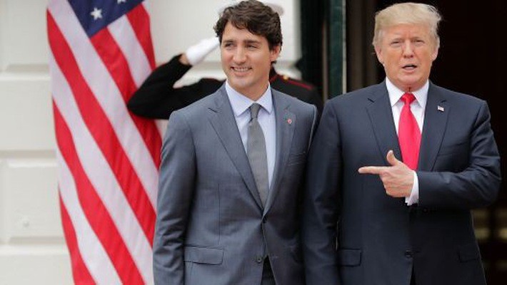 Thủ tướng Canada Justin Trudeau (trái) và Tổng thống Mỹ Donald Trump tại một cuộc gặp vào tháng 10/2017 - Ảnh: Getty/CNBC