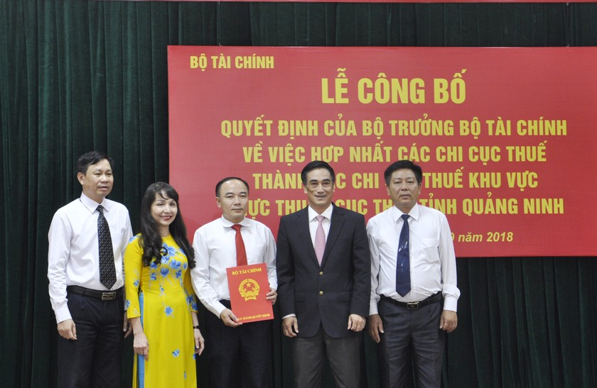 Lãnh đạo Cục Thuế tỉnh Quảng Ninh nhận quyết định về việc hợp nhất chi cục thuế. Ảnh Báo Quảng Ninh