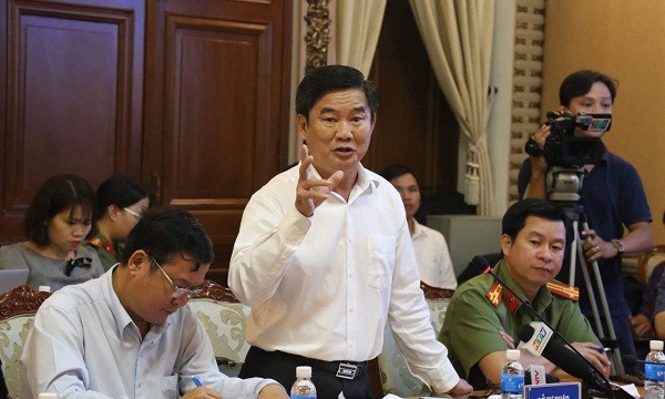 Ông Huỳnh Văn Hạnh – Giám đốc Sở Tư pháp trả lời báo chí về VPCC giả