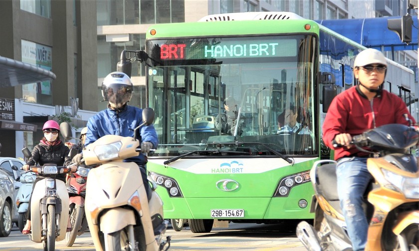 Đường Hà Nội ít làn, xe máy buộc phải “cướp” đường của BRT
